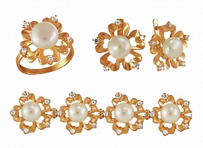 Золотой комплект с жемчугом: кольцо, серьги, браслет
