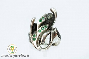 Серебряное женское кольцо с изумрудами и чернением