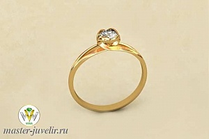 Кольцо для помолвки из желтого золота с горным хрусталем в необычном раздвоенном касте