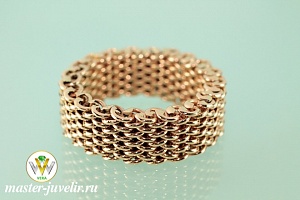 Золотое кольцо с плетением в виде браслета