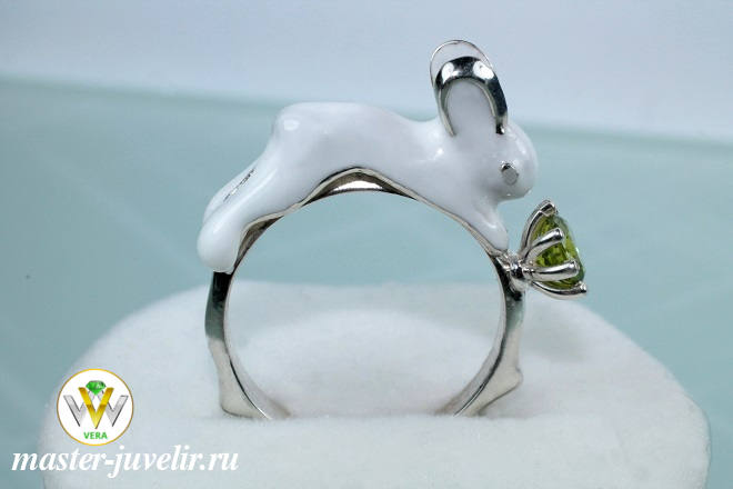 Кольцо серебряное Зайчик с белой эмалью и хризолитом