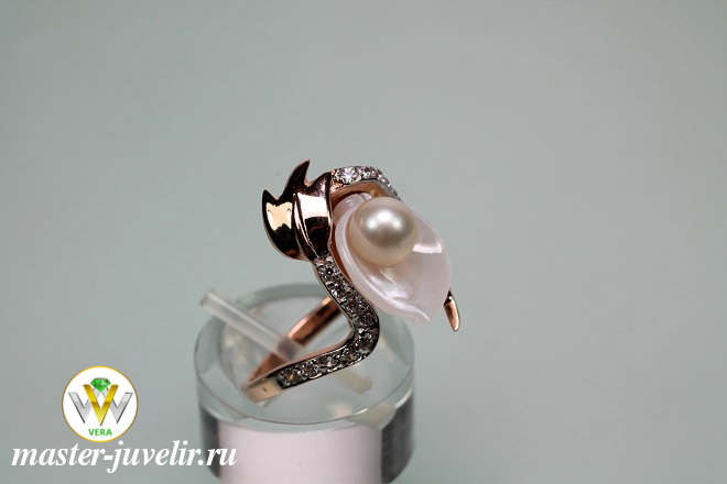 Золотое кольцо с жемчугом в коралле и фианитовой дорожкой 