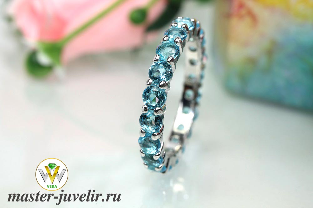 Купить серебряное кольцо с голубыми цирконами по диаметру в ювелирной мастерской