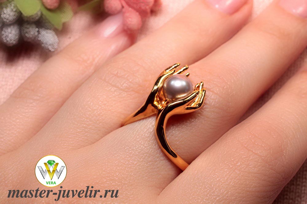 Купить кольцо женское нежность с жемчужиной в женских ладонях в ювелирной мастерской