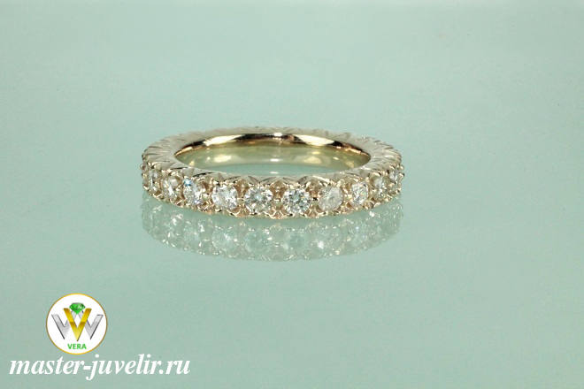 Купить кольцо дорожка из белого золота с бриллиантами по всему диаметру кольца в ювелирной мастерской