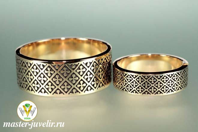 Купить обручальные кольца золотые широкие с узором и черным родием в ювелирной мастерской