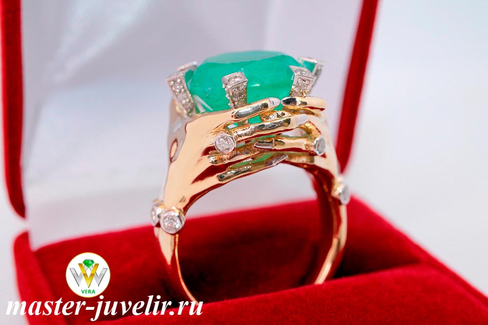 Купить золотое кольцо с бриллиантами руки держащие изумруд  в ювелирной мастерской