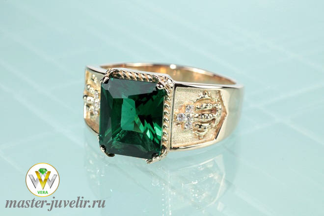 Купить золотой мужской перстень с зеленым камнем и бриллиантами в коронах по бокам  в ювелирной мастерской