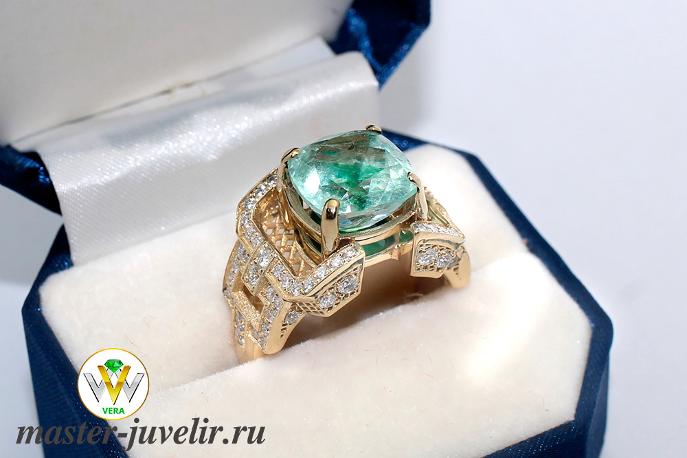 Эксклюзивный золотой перстень с большим изумрудом и бриллиантами на заказили купить в интернет магазине в Москве, заказать в ювелирной мастерской