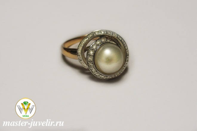 Купить кольцо с бриллиантами и жемчугом из комбинированного (красного и белого) золота в ювелирной мастерской