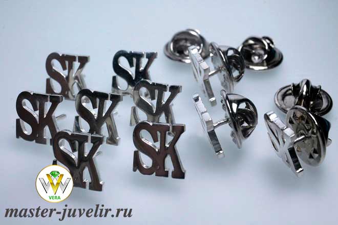 Купить серебряный значок с логотипом компании sk в ювелирной мастерской