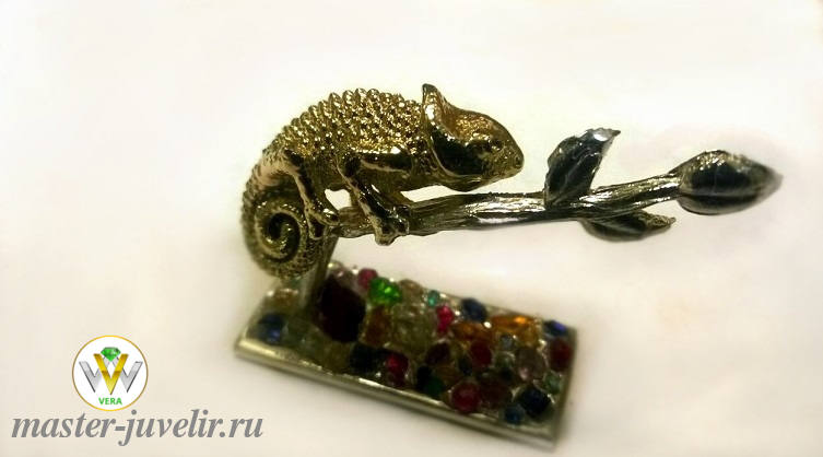 Купить фигурка-сувенир игуана на ветке, с цветными камнями на платформе в ювелирной мастерской