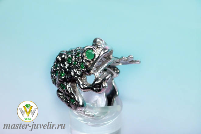 Кольцо Лягушка из серебра с чернением с изумрудами 