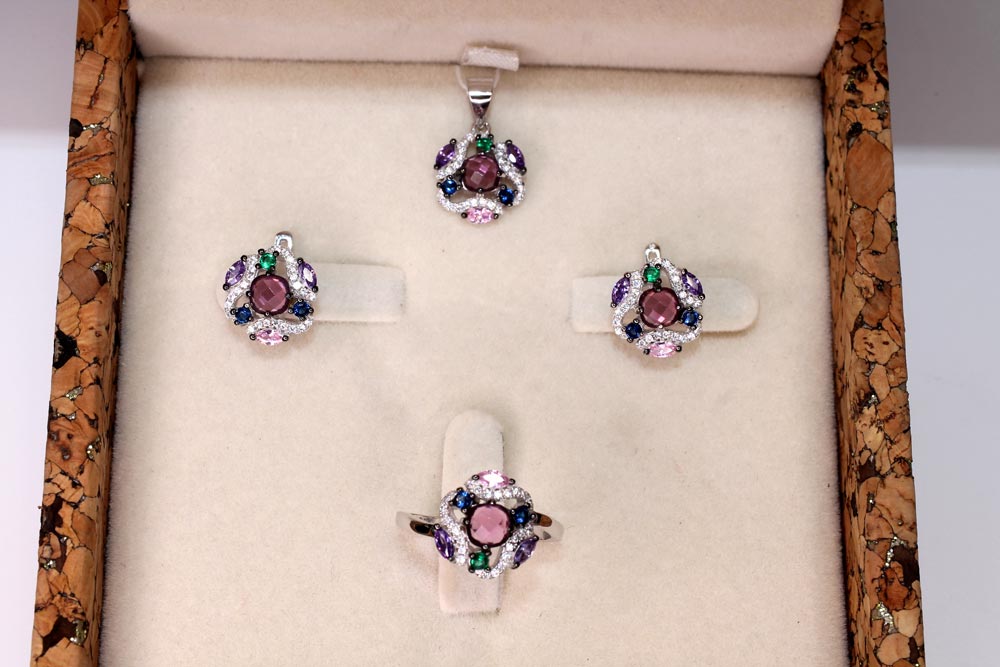 Купить комплект (серьги, кольцо, кулон) серебряный с разноцветными камнями в ювелирной мастерской