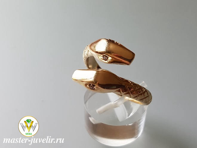 Золотое кольцо с головами змей с бриллиантами