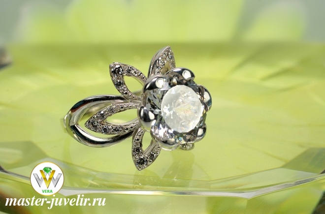 Кольцо женское серебряное Лилия с большим круглым фианитом и белыми камнями на лепестках
