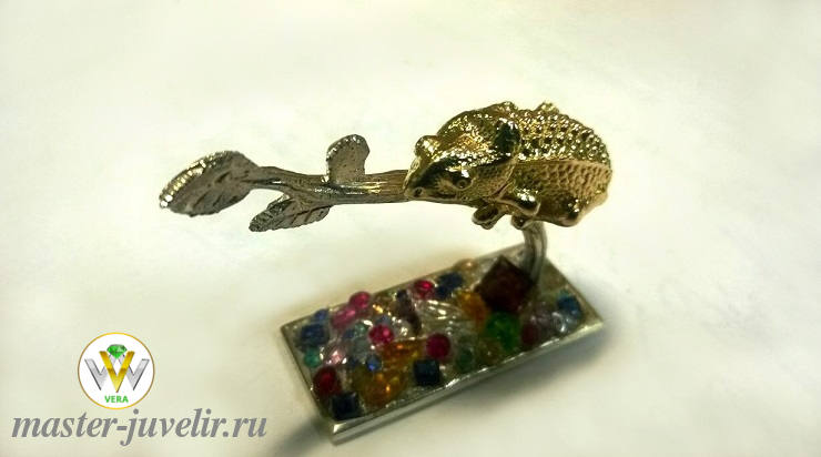 Фигурка-сувенир Игуана на ветке, с цветными камнями на платформе