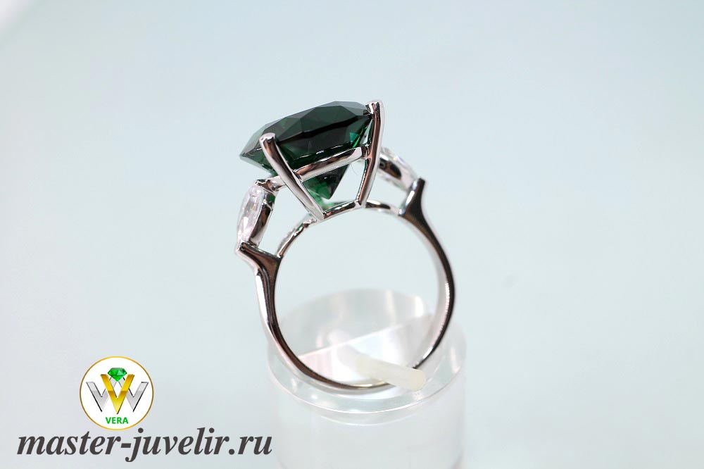 Комплект золотой (серьги, кольцо) с большими зелеными и белыми фианитами