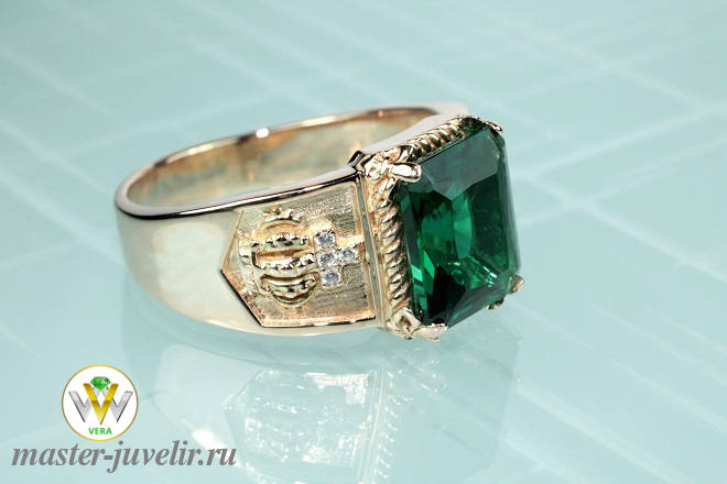Золотой мужской перстень с зеленым камнем и бриллиантами в коронах по бокам 