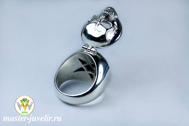 Эксклюзивная печатка перстень из серебра с агатом под открывающейся крышкой Черепом