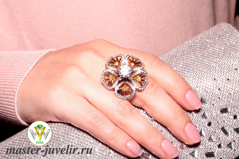 Купить кольцо женское объемное из серебра с позолотой цирконами и хризолитом в ювелирной мастерской