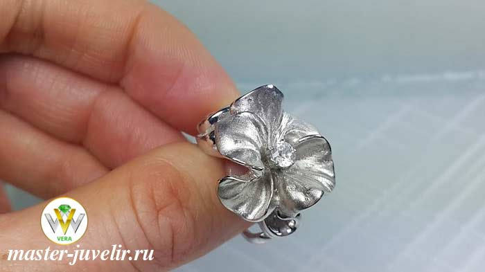 Серебряное кольцо Цветок с белым фианитом