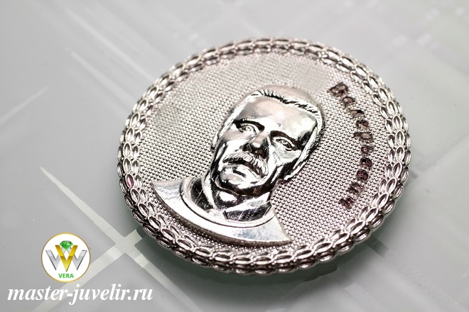 Серебряная именная медаль с барельефом лица и гербом Москвы 