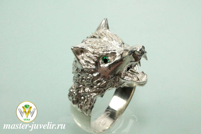 Купить кольцо печатка волк из серебра с изумрудами в глазах в ювелирной мастерской