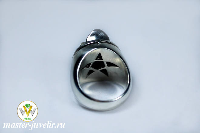 Эксклюзивная печатка перстень из серебра с агатом под открывающейся крышкой Черепом