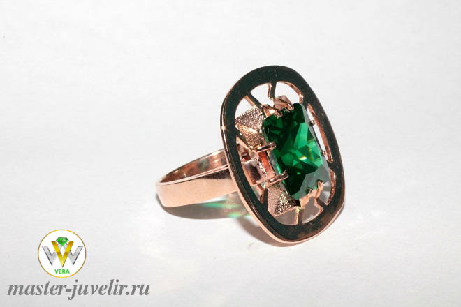 Купить кольцо из золота  с большим зеленым фианитом в ювелирной мастерской
