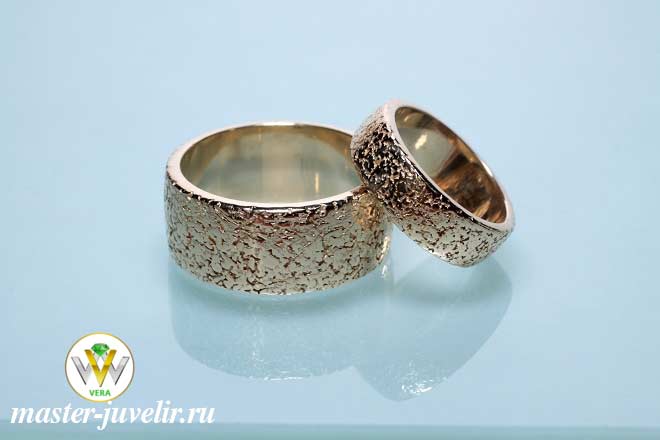 Купить обручальные кольца в виде пробкового дерева золотые в ювелирной мастерской