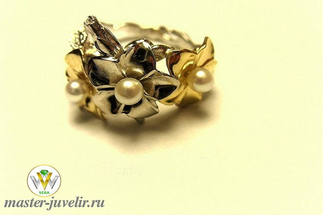 Купить нежное женское кольцо цветки с маленькими жемчужинами в ювелирной мастерской