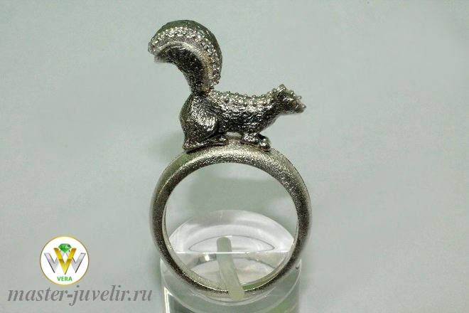 Купить серебряное объемное кольцо скунс в ювелирной мастерской