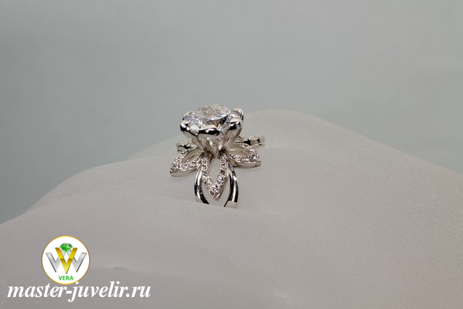 Купить кольцо женское серебряное лилия с большим круглым фианитом и белыми камнями на лепестках в ювелирной мастерской