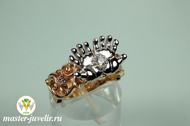 Купить кольцо ручки младенца с бриллиантами из комбинированного золота в ювелирной мастерской