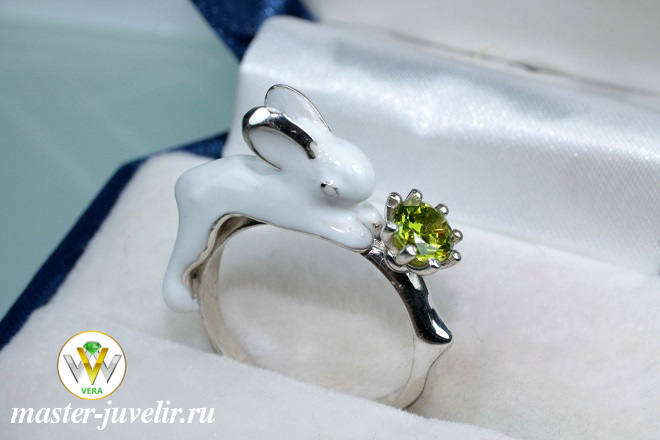 Купить кольцо серебряное зайчик с белой эмалью и хризолитом в ювелирной мастерской