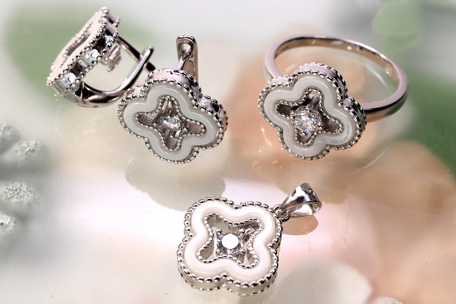 Купить комплект серебряный с белой эмалью и подвижными камнем внутри в ювелирной мастерской