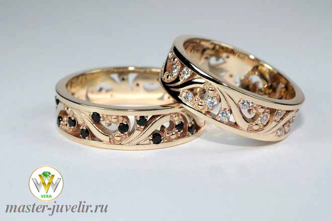 Купить обручальные кольца в золоте с белыми и синими фианитами в ювелирной мастерской