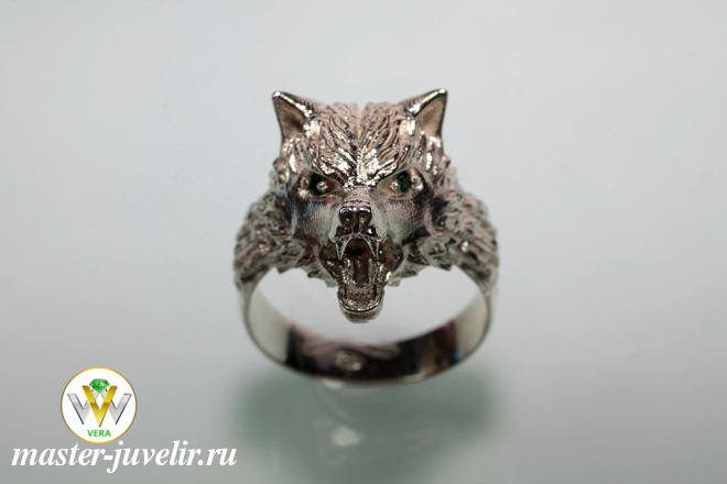 Кольцо печатка Волк из серебра с изумрудами в глазах