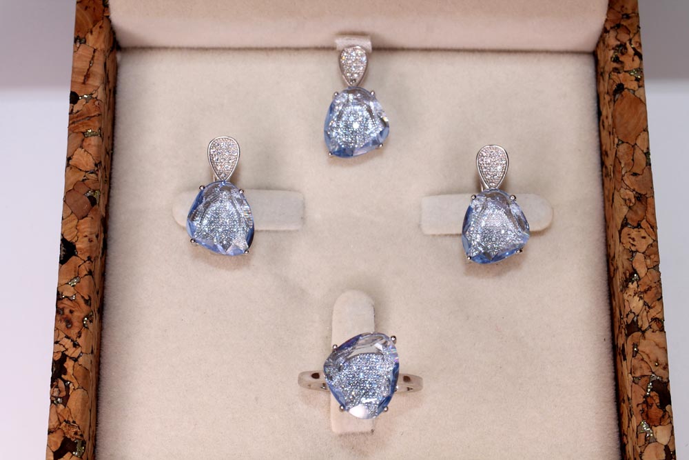 Купить комплект из серебра с белыми фианитами под прозрачным синим камнем в ювелирной мастерской