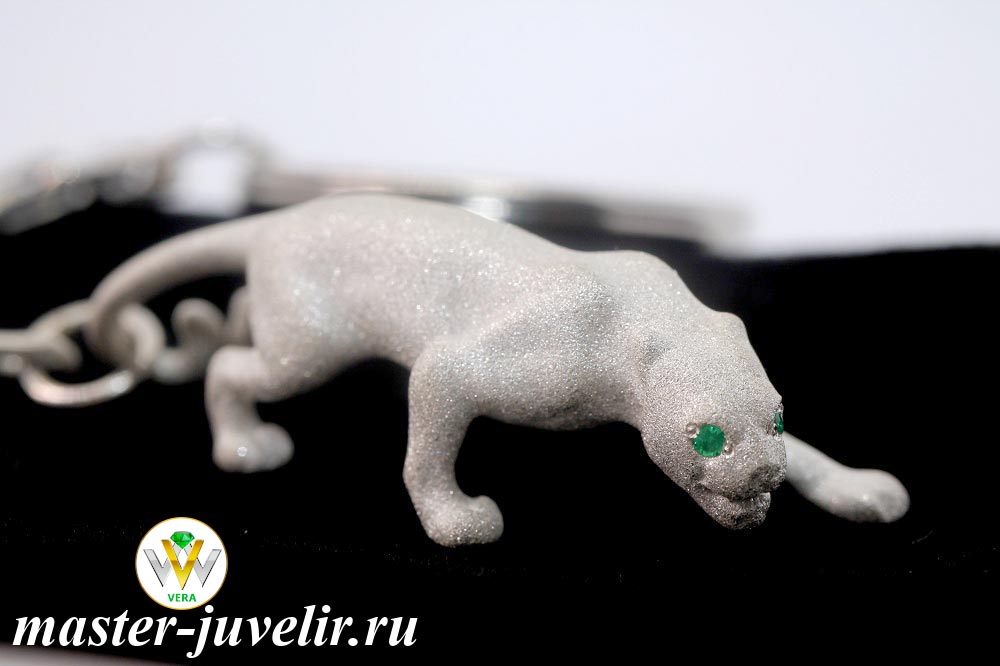 Купить серебряный брелок пантера с изумрудами в ювелирной мастерской