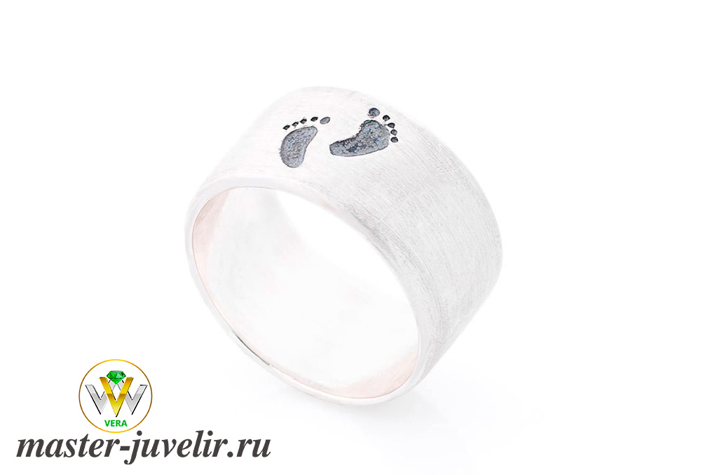Купить серебряное широкое кольцо с гравированными пяточками в ювелирной мастерской