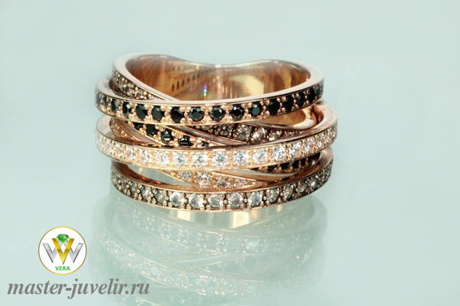 Купить кольцо золотое объемное с дорожками из белых и черных фианитов в ювелирной мастерской