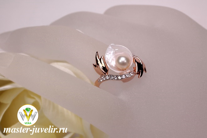 Купить золотое кольцо с жемчугом в коралле и фианитовой дорожкой  в ювелирной мастерской