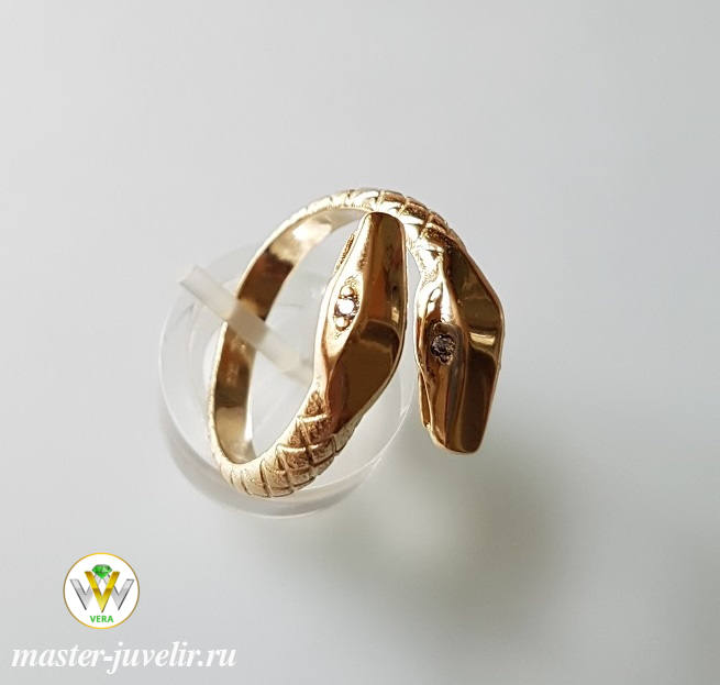 Золотое кольцо с головами змей с бриллиантами