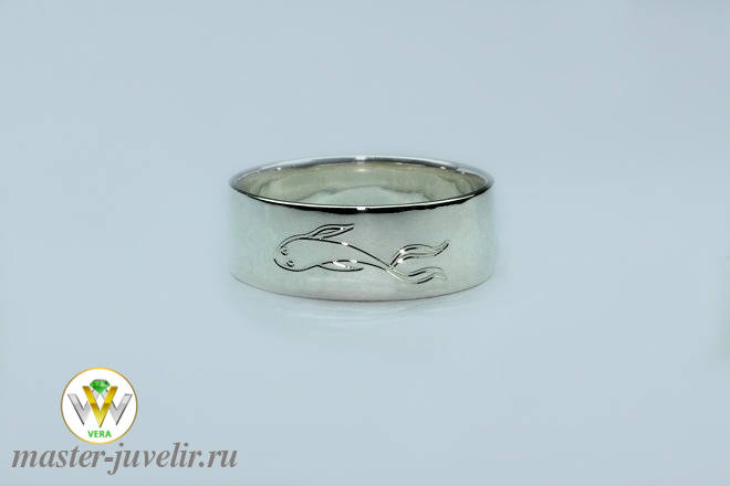 Купить серебряное кольцо широкое с гравировкой рыбка  в ювелирной мастерской