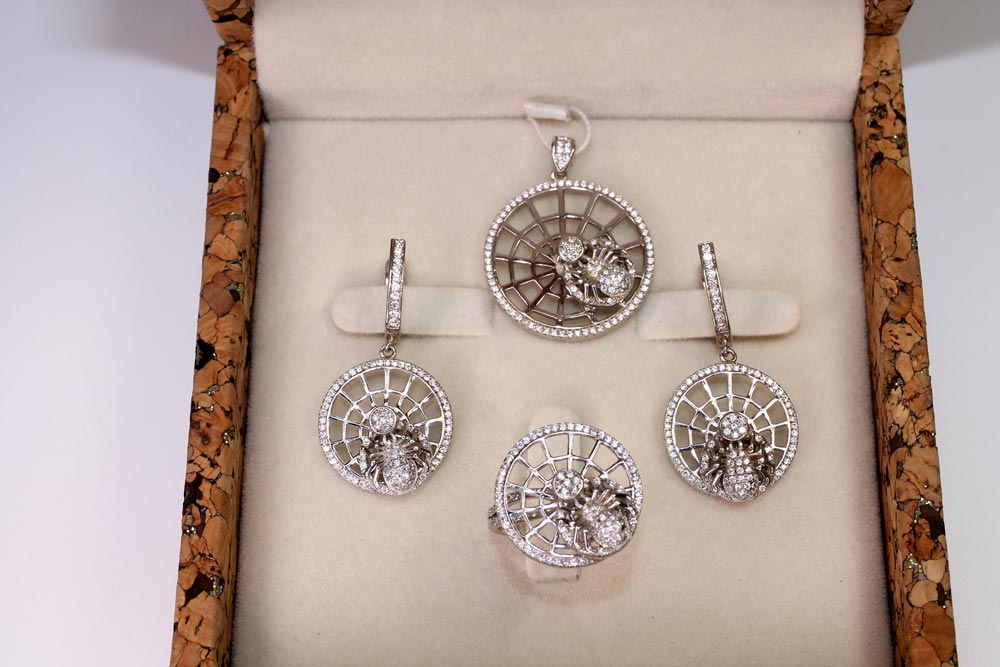 Купить серебряный комплект (серьги, кулон, серьги) паучки с камнями в ювелирной мастерской