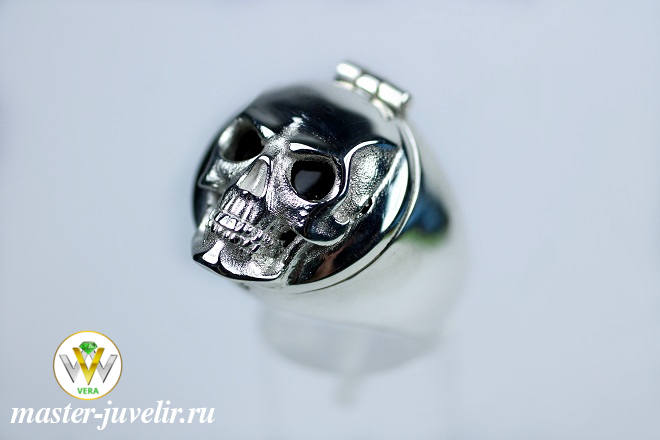 Купить эксклюзивная печатка перстень из серебра с агатом под открывающейся крышкой черепом в ювелирной мастерской