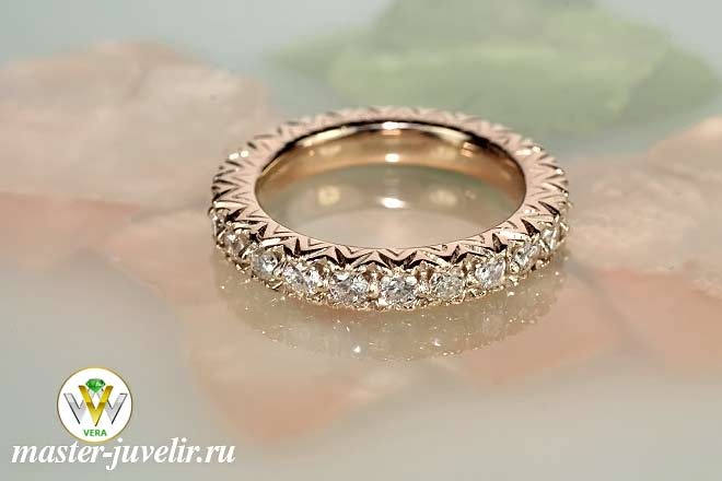 Купить кольцо из розового золота с бриллиантами по всему диаметру кольца в ювелирной мастерской