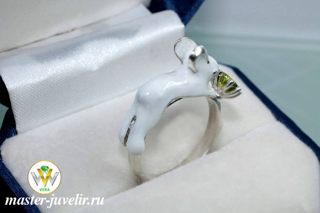 Кольцо серебряное Зайчик с белой эмалью и хризолитом